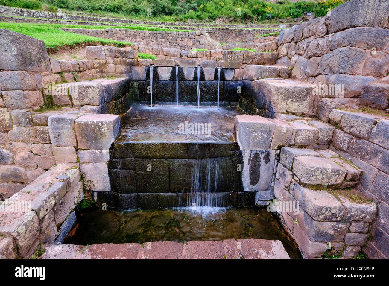 Perù, provincia di Cuzco, Tipon, sito archeologico inca dedicato all'acqua che fornisce 12 terrazze grazie ad un ingegnoso sistema di tubazioni Foto Stock