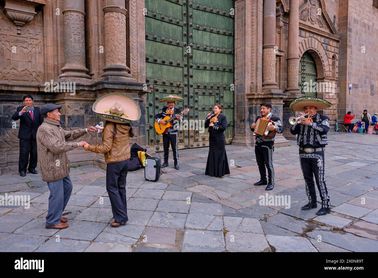 Perù, provincia di Cuzco, Cuzco, patrimonio dell'umanità dell'UNESCO, Plaza de Armas, gruppo di musicisti di fronte alla cattedrale Foto Stock