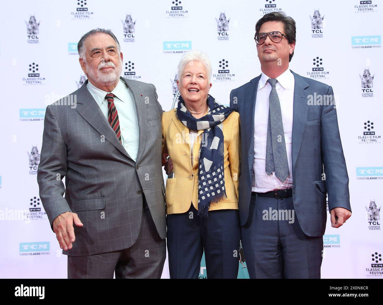 Eleanor Coppola morta il 87 29 aprile 2016 - Hollywood, California - Francis Ford Coppola, Eleanor Coppola, Roman Coppola. Turner Classic Movies alias TCM Honors Academy Award, il regista Francis Ford Coppola con cerimonia a mano e impronta presso il TCL Chinese Theatre IMAX. CAP/ADM/SAM SAM/ADM/ Hollywood CA Stati Uniti Copyright: XSammi/ADM/CapitalxPicetex Foto Stock