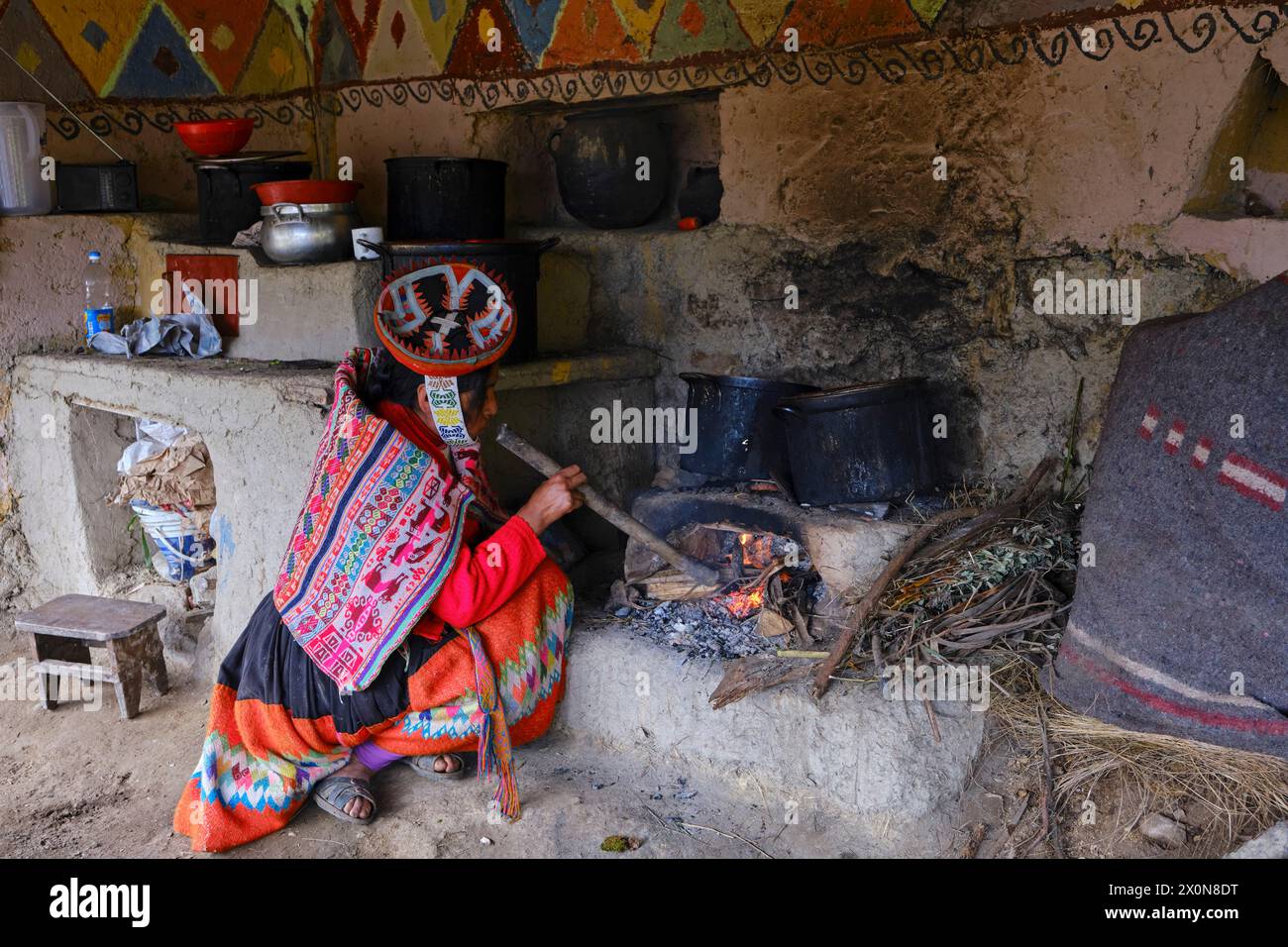 Perù, provincia di Cuzco, Valle Sacra degli Inca, comunità delle Ande, cucina di una casa quechua Foto Stock