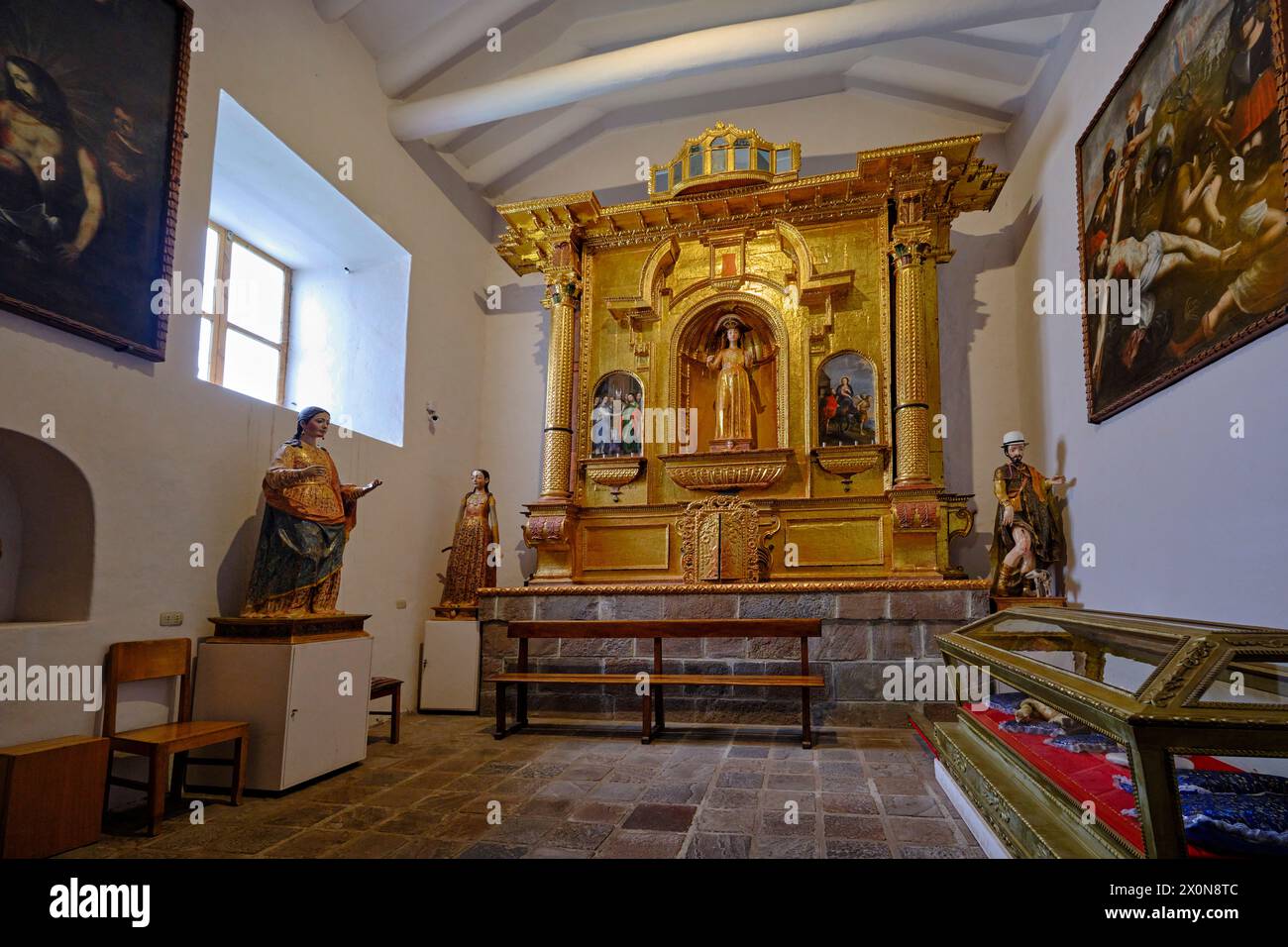 Perù, provincia di Cuzco, Andahuaylillas, la chiesa barocca di Saint-Pierre-Apôtre coperta da dipinti barocchi e affreschi della Scuola di Cusco di Foto Stock