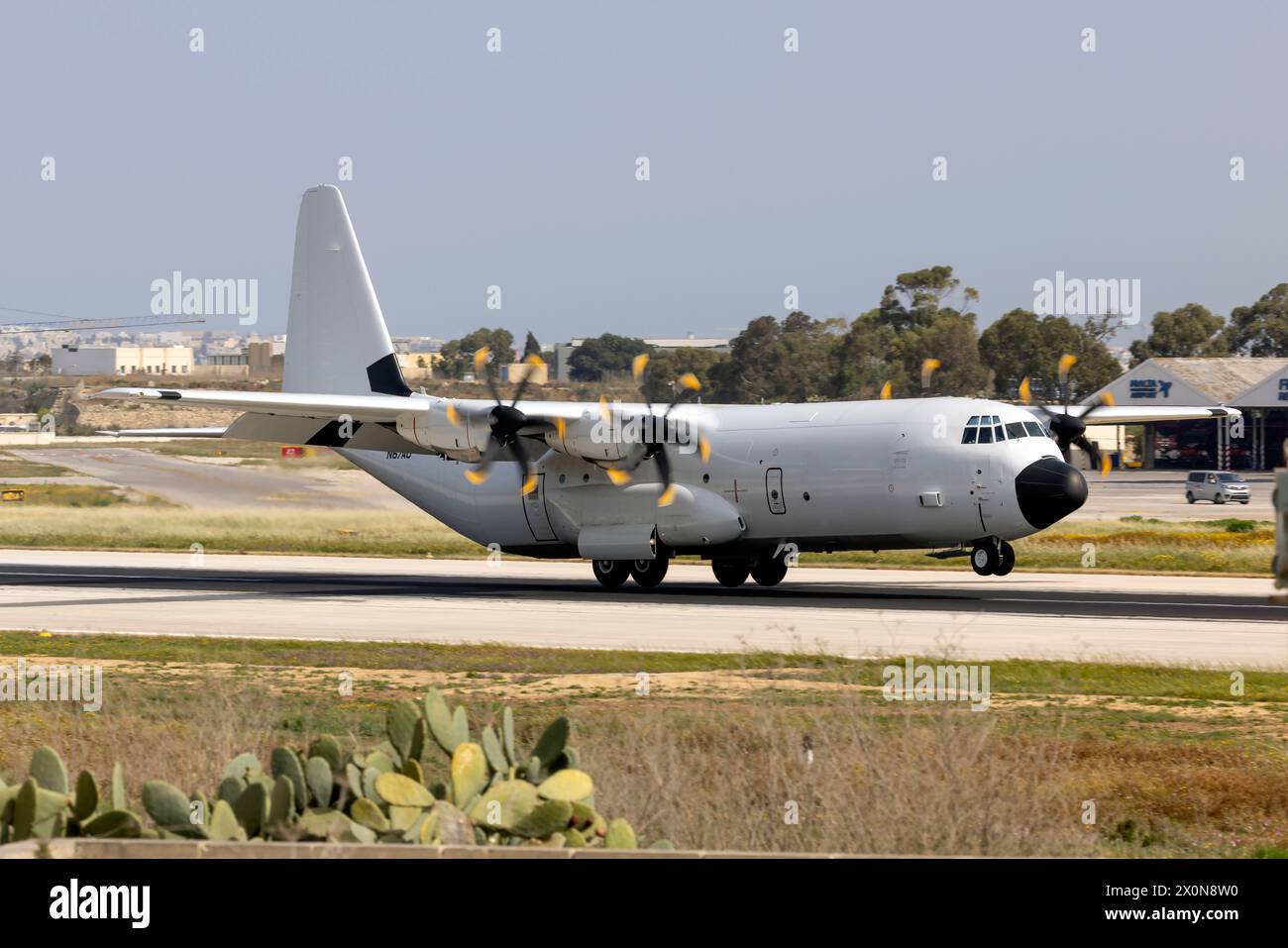 Pallas Aviation Lockheed Martin LM-100J Hercules (L-382) (Reg.: N67AU) atterrando sulla pista a vento incrociato 13. Foto Stock