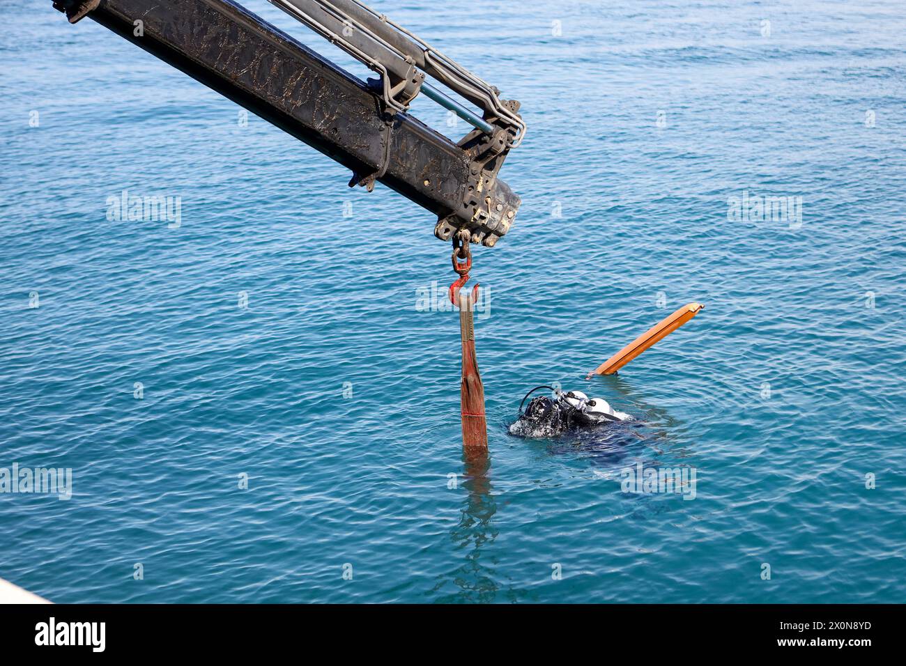 Zara, Croazia. 13 aprile 2024. Una gru trascina un'auto fuori dal mare a Zara, in Croazia, il 13 aprile 2024. Un'auto scivola in mare da un parcheggio nelle vicinanze. Foto: Sime Zelic/PIXSELL credito: Pixsell/Alamy Live News Foto Stock