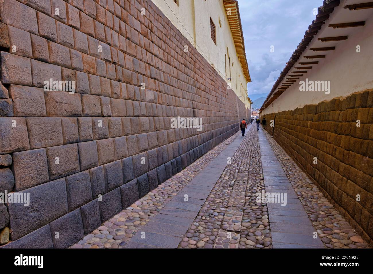 Perù, provincia di Cuzco, Cuzco, patrimonio dell'umanità dell'UNESCO, Calle Loreto fiancheggiata da mura inca Foto Stock