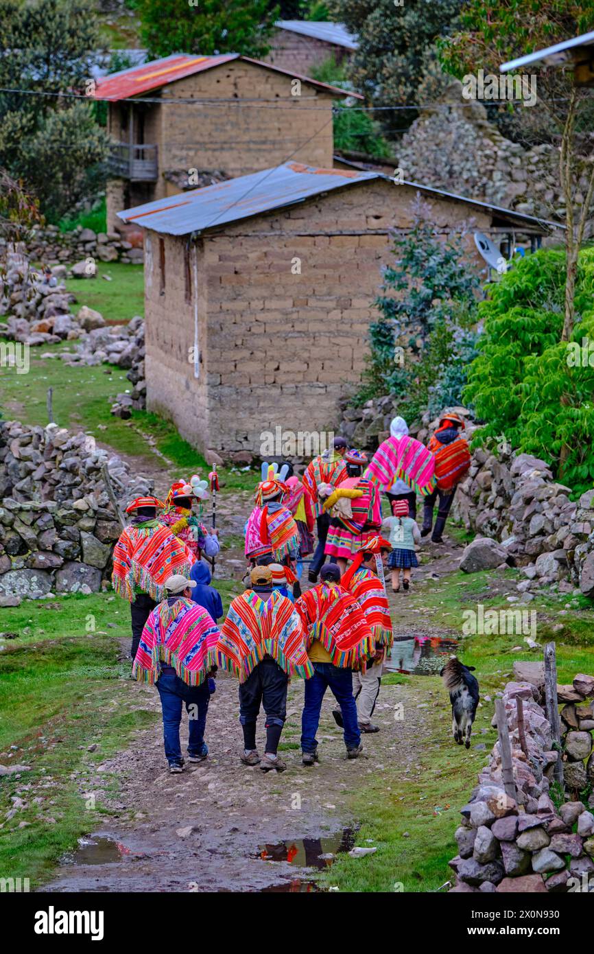 Perù, provincia di Cuzco, Valle Sacra degli Incas, comunità delle Ande, villaggio di Patacancha Foto Stock