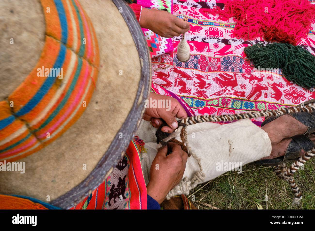 Perù, provincia di Cuzco, Valle Sacra degli Incas, comunità quechua delle Ande, uomo che tesseva un tessuto tradizionale Foto Stock