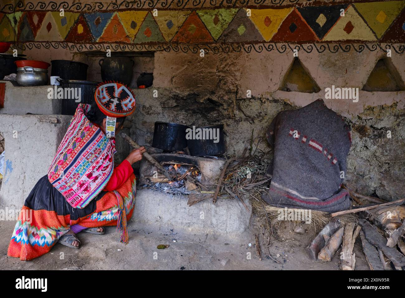 Perù, provincia di Cuzco, Valle Sacra degli Inca, comunità delle Ande, cucina di una casa quechua Foto Stock