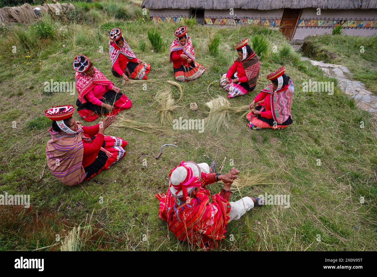Perù, provincia di Cuzco, Valle Sacra degli Incas, comunità quechua delle Ande, donne che tessono corde di paglia Foto Stock