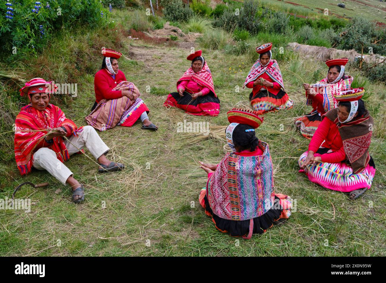 Perù, provincia di Cuzco, Valle Sacra degli Incas, comunità quechua delle Ande, donne che tessono corde di paglia Foto Stock