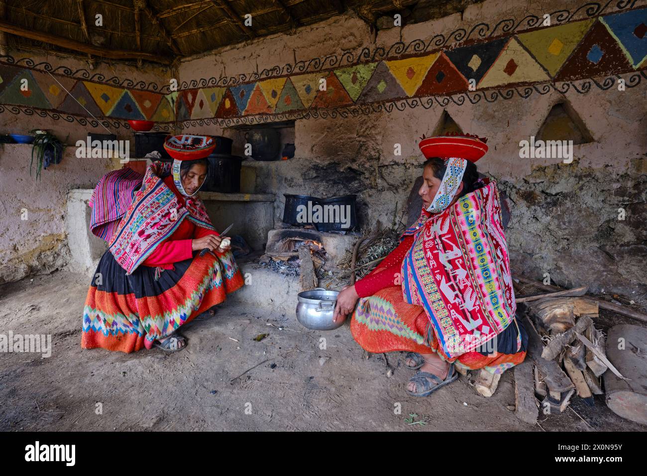 Perù, provincia di Cuzco, Valle Sacra degli Inca, comunità delle Ande, cucina di una casa quechua Foto Stock