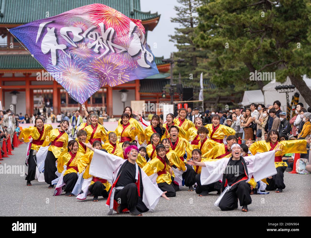 Kyoto, Giappone - marzo 31 2024: Festival Kyoto Sakura Yosakoi ( Sakuyosa ). Ballerini che ballano lungo una strada nell'area di Okazaki intorno al Santuario Heian. Foto Stock