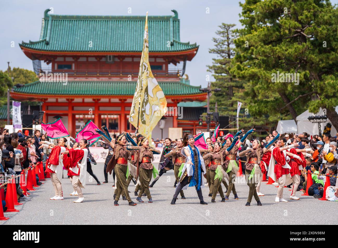 Kyoto, Giappone - marzo 31 2024: Festival Kyoto Sakura Yosakoi ( Sakuyosa ). Ballerini che ballano lungo una strada nell'area di Okazaki intorno al Santuario Heian. Foto Stock