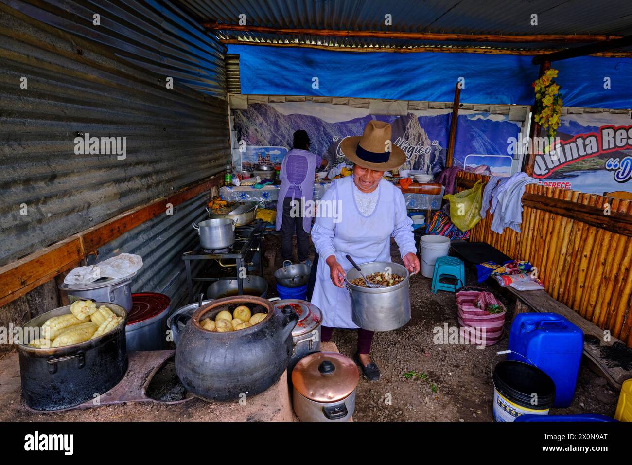 Perù, provincia di Cuzco, villaggio di anta, ristorante locale, piatto di mais Foto Stock