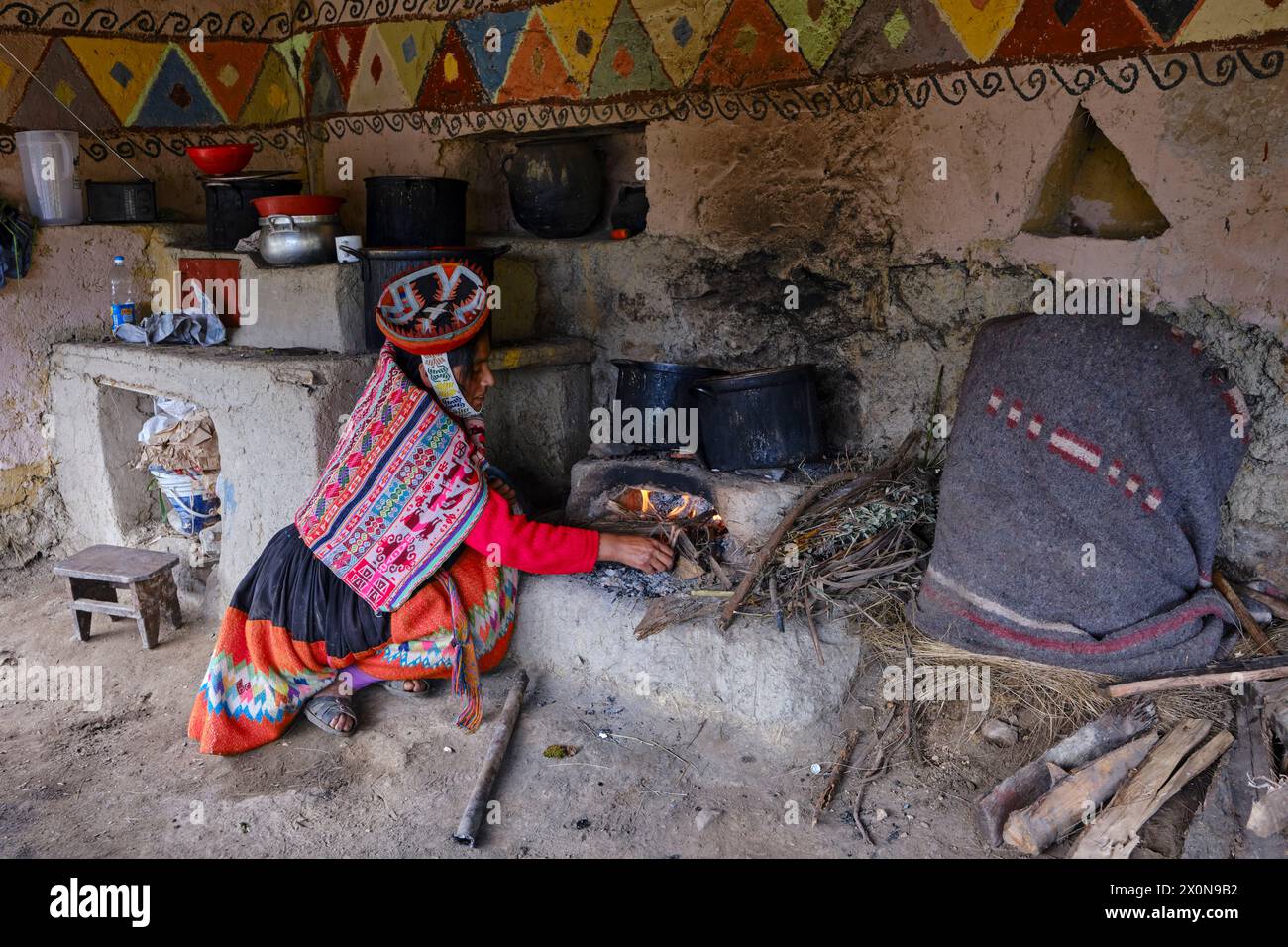 Perù, provincia di Cuzco, Valle Sacra degli Inca, comunità delle Ande, cucina di una casa quechua Foto Stock