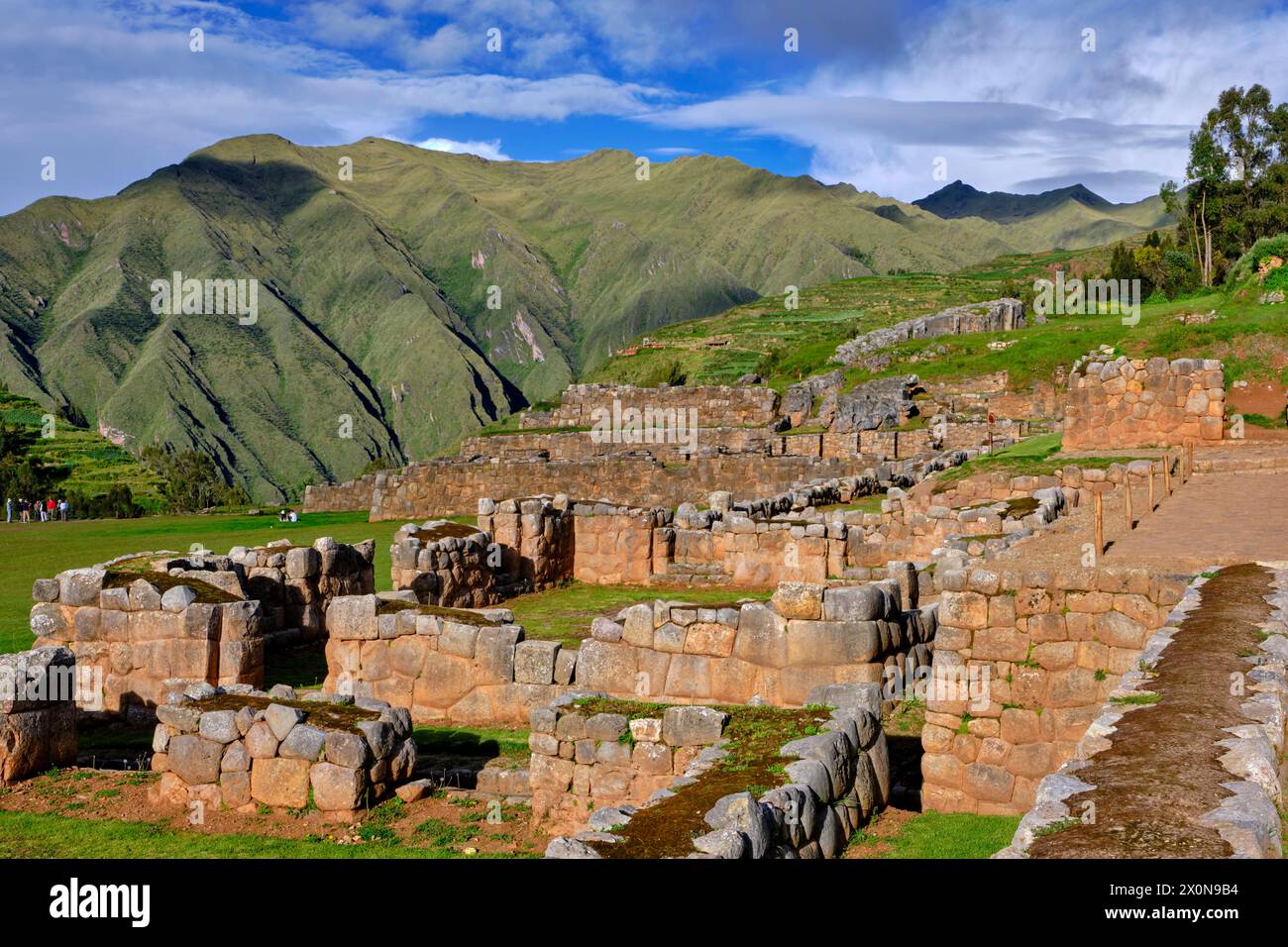 Perù, provincia di Cuzco, Valle Sacra degli Incas, Chinchero, il villaggio spagnolo costruito sui resti delle terrazze Inca Foto Stock