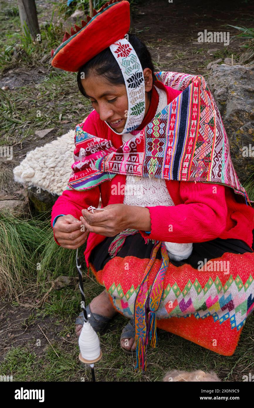 Perù, provincia di Cuzco, Valle Sacra degli Incas, comunità quechua delle Ande, donne che tessono un tessuto tradizionale Foto Stock