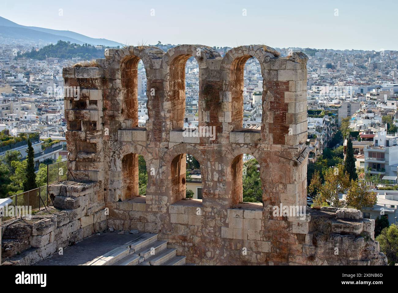 Vista degli antichi archi in pietra delle rovine del Teatro Odeon di Erode Attico sull'Acropoli di Atene. Si tratta di una struttura in pietra situata su t Foto Stock