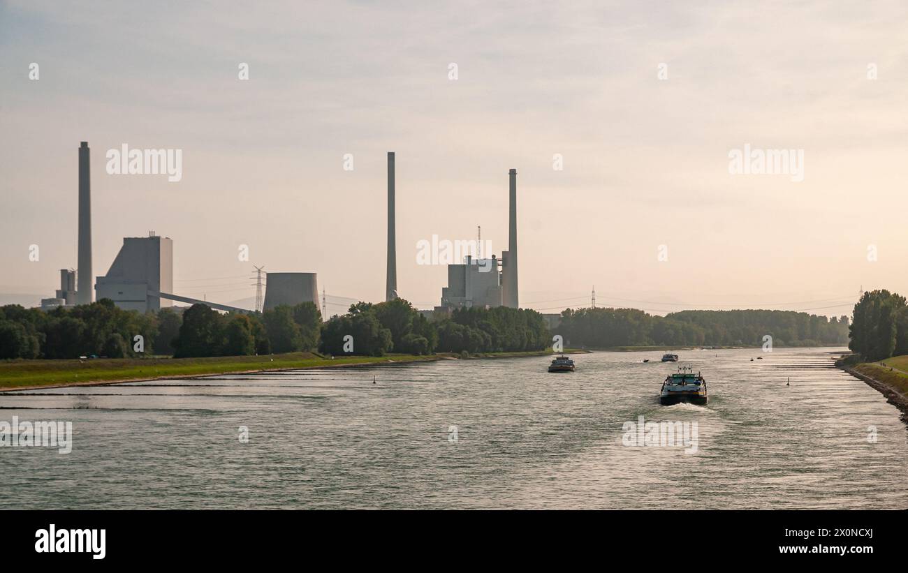 Vista a monte del Reno con le navi e la centrale a vapore a Karlsruhe, Baden-Wuerttemberg, Germania Foto Stock