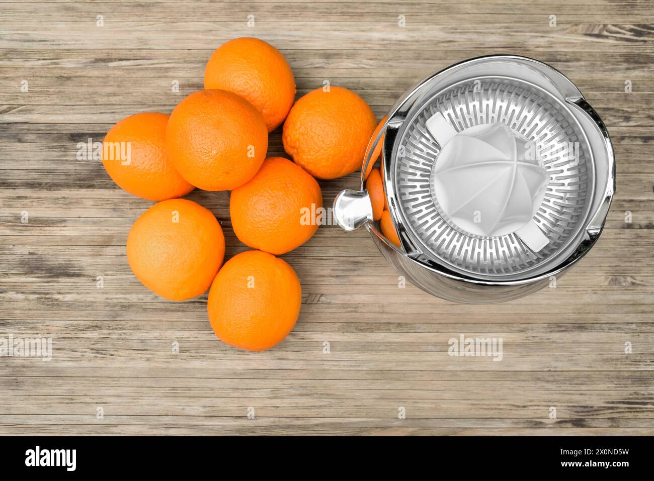 Spremiagrumi elettrico con arance preparate per la spremitura Foto Stock