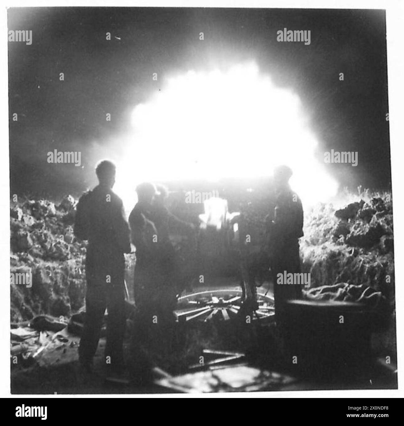 La prima Armata britannica condusse un bombardamento notturno di artiglieria prima di avanzare verso Tunisi attraverso Tebourba, nel Nord Africa, durante la seconda guerra mondiale Foto Stock