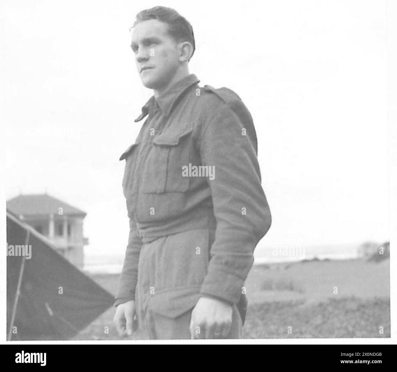 Il T. McGrath privato del 17 Bridgend Street, Splott, Cardiff è raffigurato in Nord Africa durante il servizio dell'esercito britannico. Foto Stock