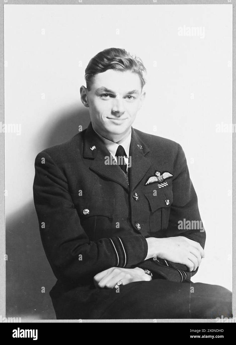 Negativo fotografico del Flight Lieutenant J.A.S. Grasswell, insignito della Distinguished Flying Cross, che mostra un ufficiale della Royal Air Force. Foto Stock