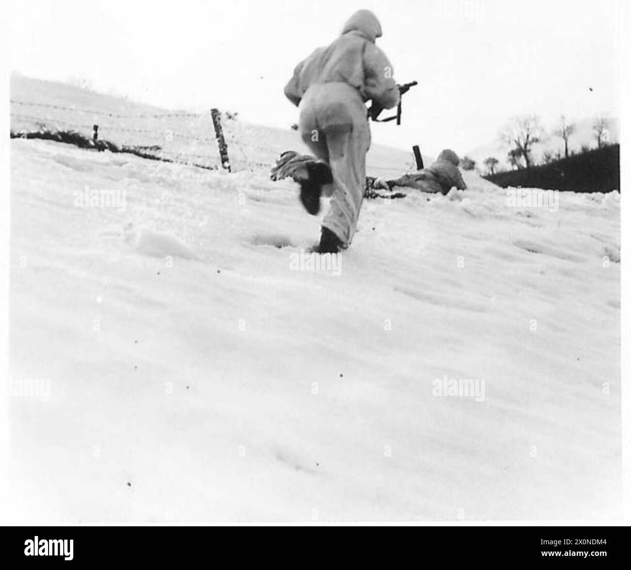 I soldati raggiungono la cresta di un aumento individualmente mentre conducono operazioni di pattuglia in Italia. Negativo fotografico, British Army. Foto Stock