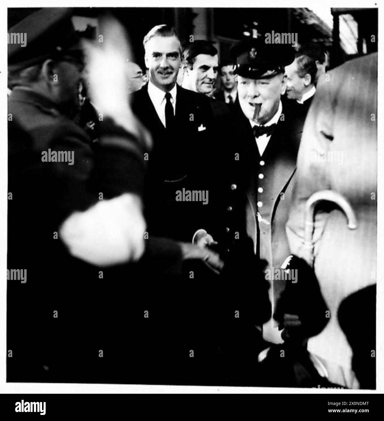 La fotografia mostra il primo ministro Winston Churchill che arriva alla stazione di Euston dal Canada e viene accolto dal ministro degli Esteri Anthony Eden. L'immagine è un negativo fotografico, associato all'esercito britannico. Foto Stock