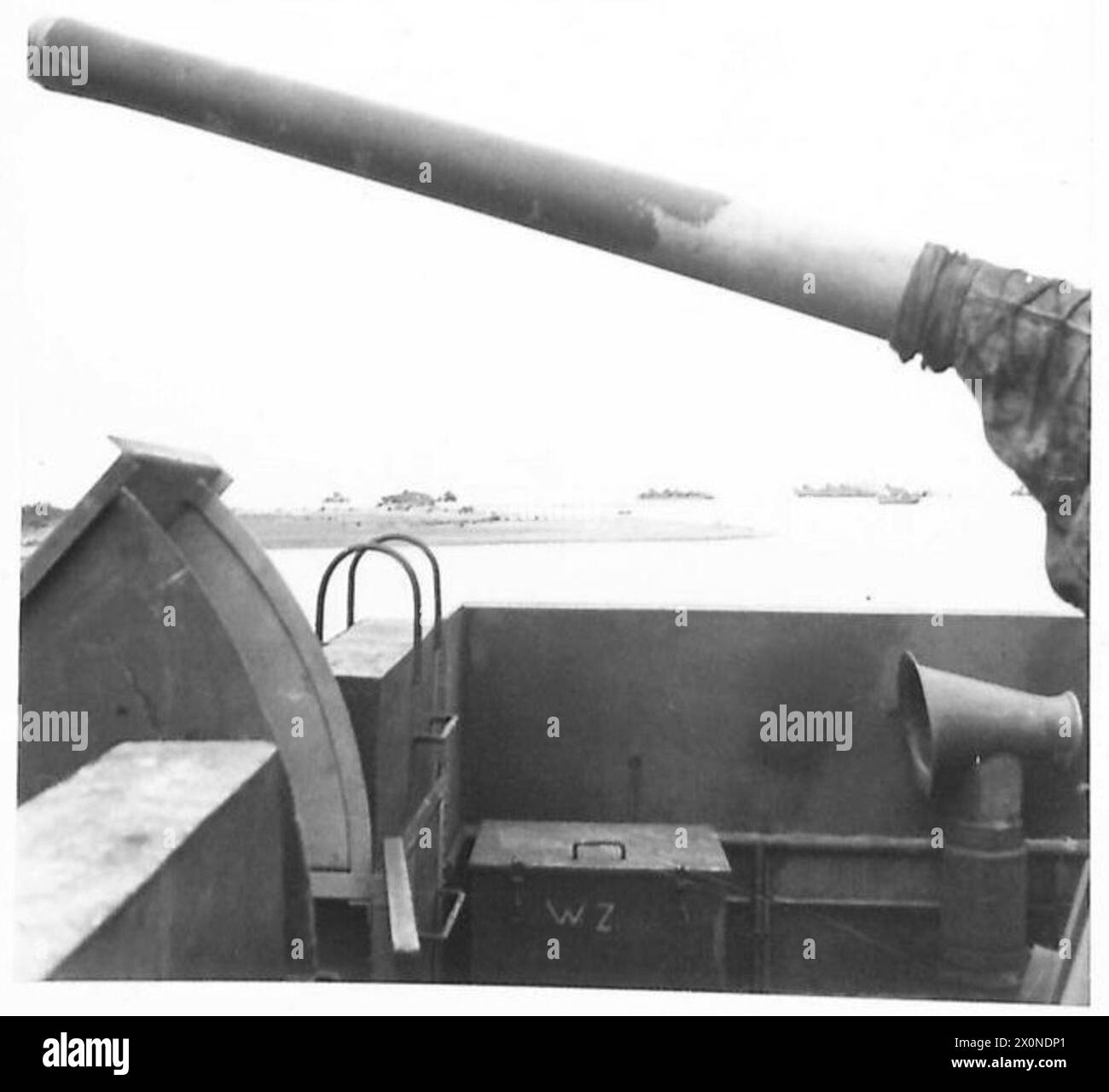 Una sezione della forza di sbarco navale tedesca si arrende, vista da un mezzo da sbarco spiaggiato, con alcune navi affondate o bloccate. Foto Stock