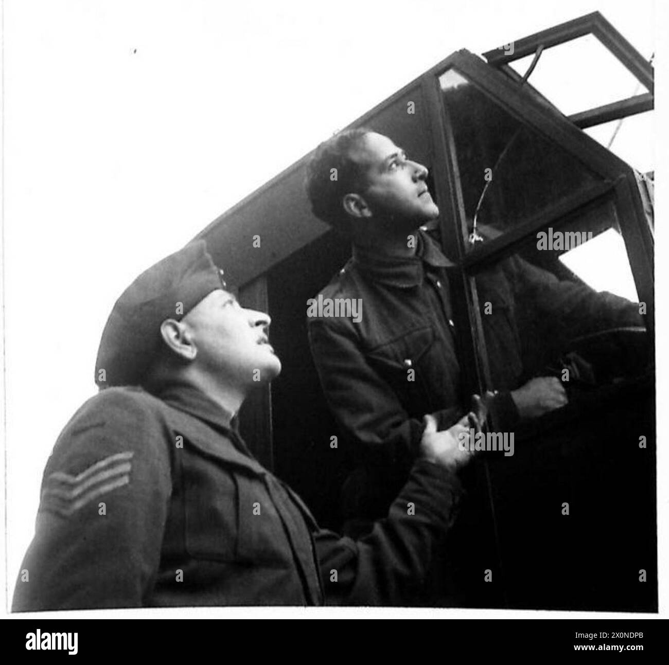 Il Sgt. H.G. Cohn, un intrattenitore tedesco di origine americana e pianista, e Pte. J.A. Oppenheimer, un ingegnere tedesco, sono raffigurati in un'unità cosmopolita dell'esercito britannico. Foto Stock