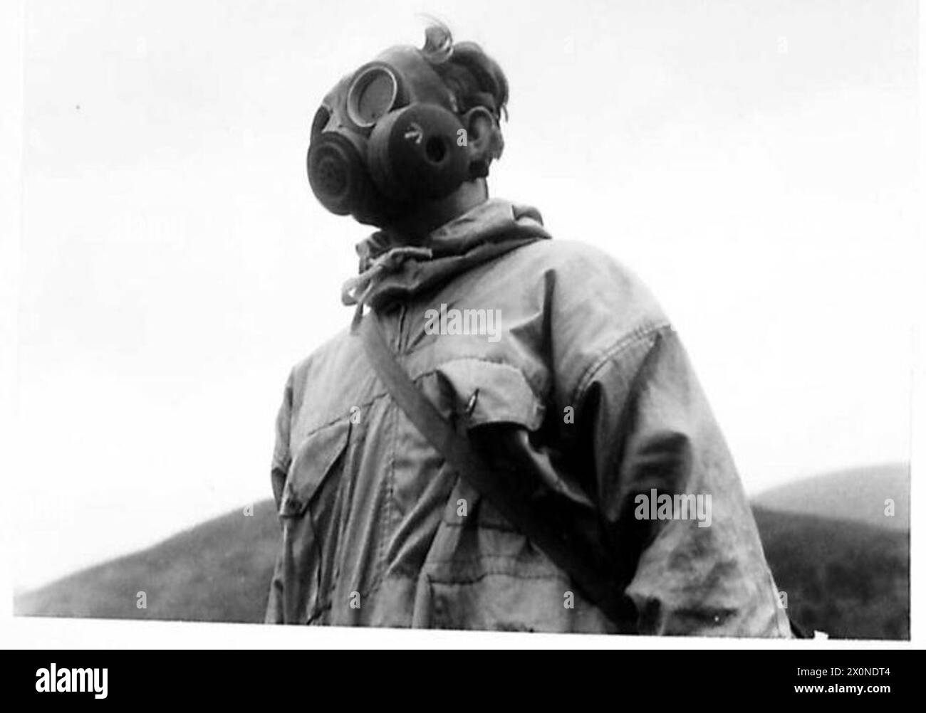 Un soldato si vede indossare un nuovo respiratore d'assalto durante l'addestramento di guerra di montagna e neve. Foto Stock