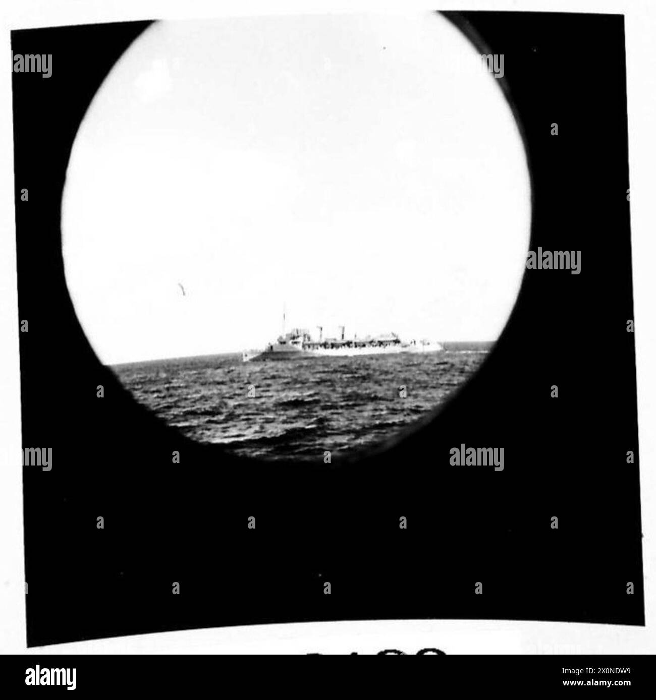 Convoglio osservato attraverso un oblò durante un'esercitazione combinata a bordo della MS Sobieski in Nord Africa, dimostrando il coordinamento e la prontezza navali. Foto Stock