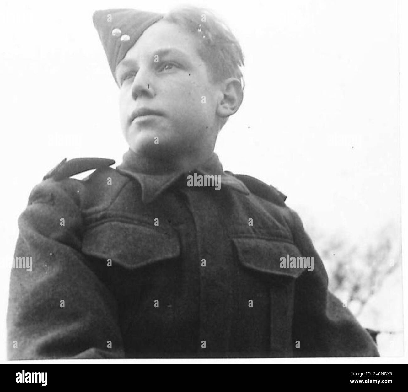 Il soldato R. Thompson di Wrexham, uno scolaro, partecipa ad un'esercitazione del campo di addestramento dei cadetti. Foto Stock