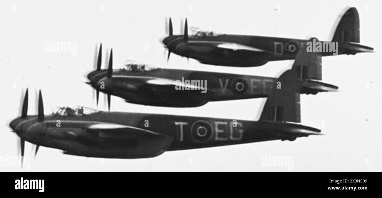 I bombardieri da caccia zanzara, equipaggiati con bombe sotto le ali, volano per attaccare obiettivi in Francia durante le operazioni del 1944, fotografati in formato negativo dalla RAF. Foto Stock