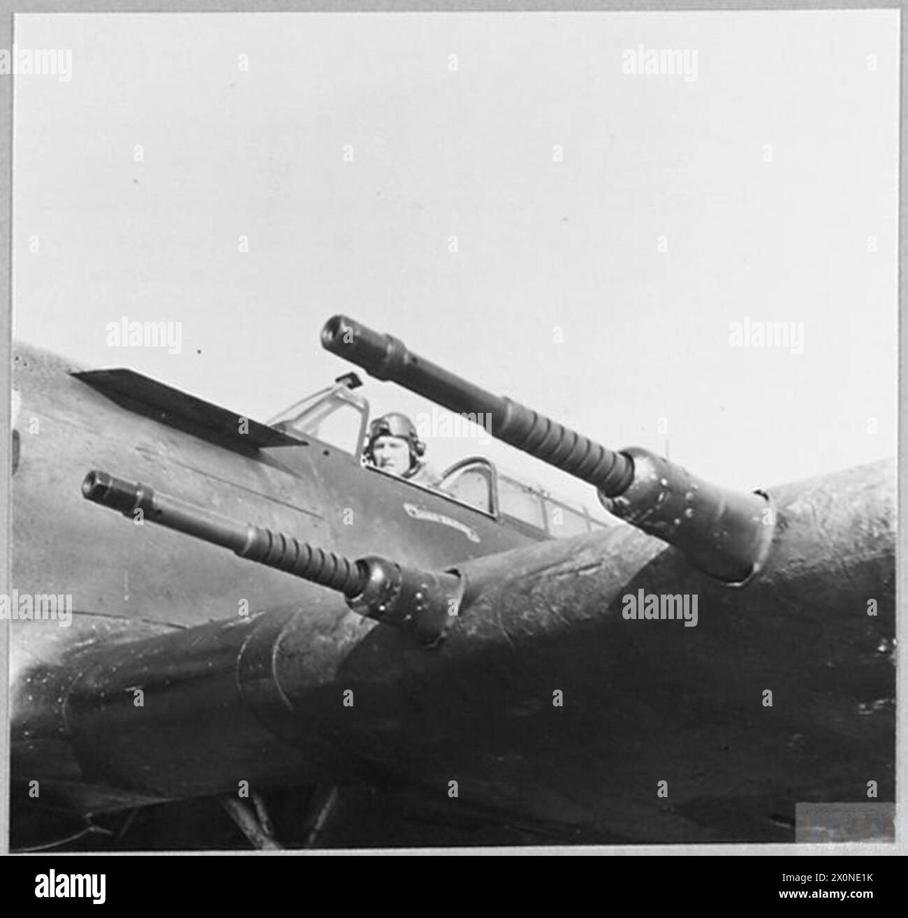 Il comandante del China-British Fighter Squadron è seduto nella cabina di pilotaggio del suo aereo, mostrando il nome dello squadrone. Foto Stock
