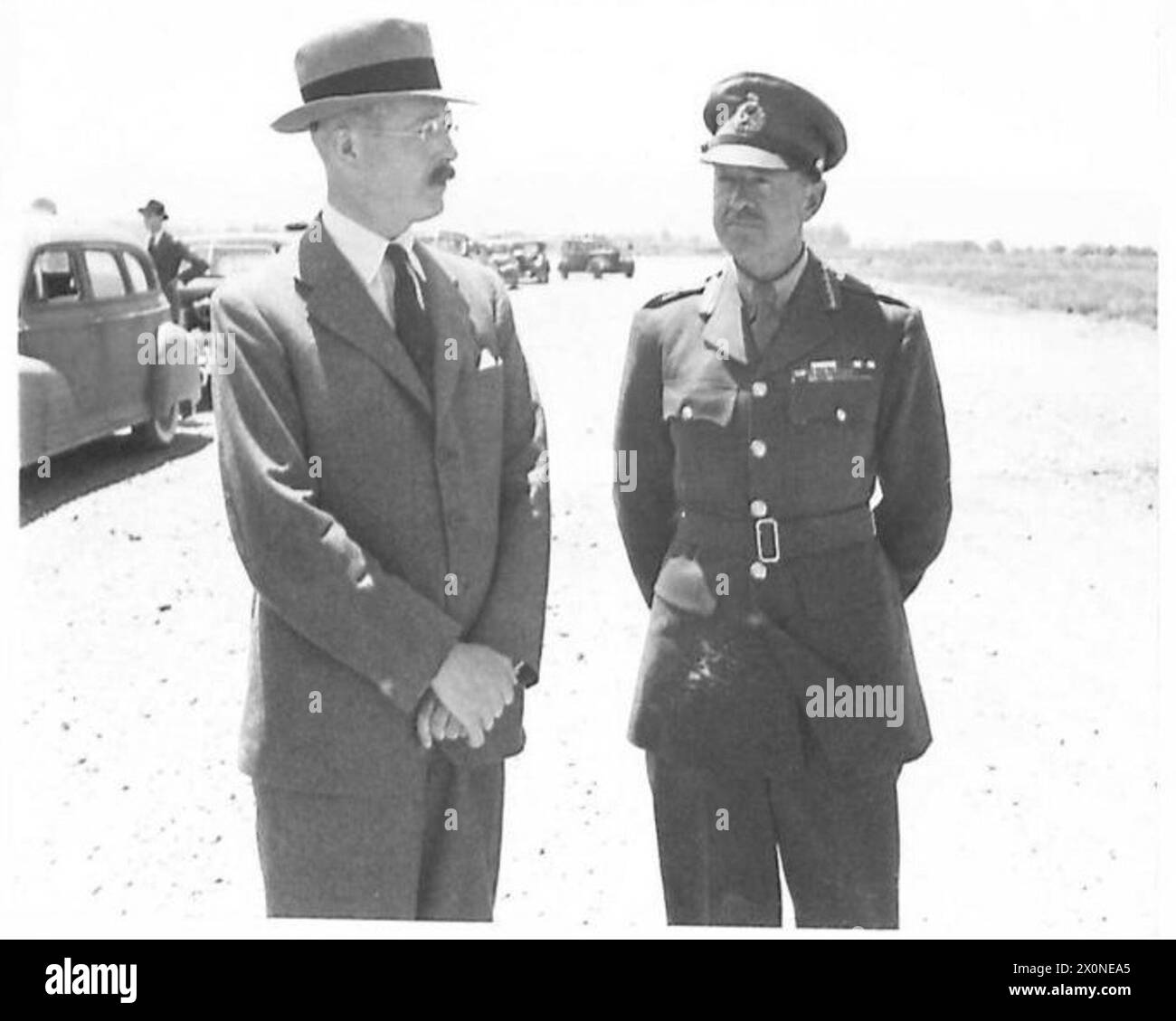Sua Maestà il Re incontra il generale Alexander in Nord Africa, osservato dal signor McMillan. Foto Stock