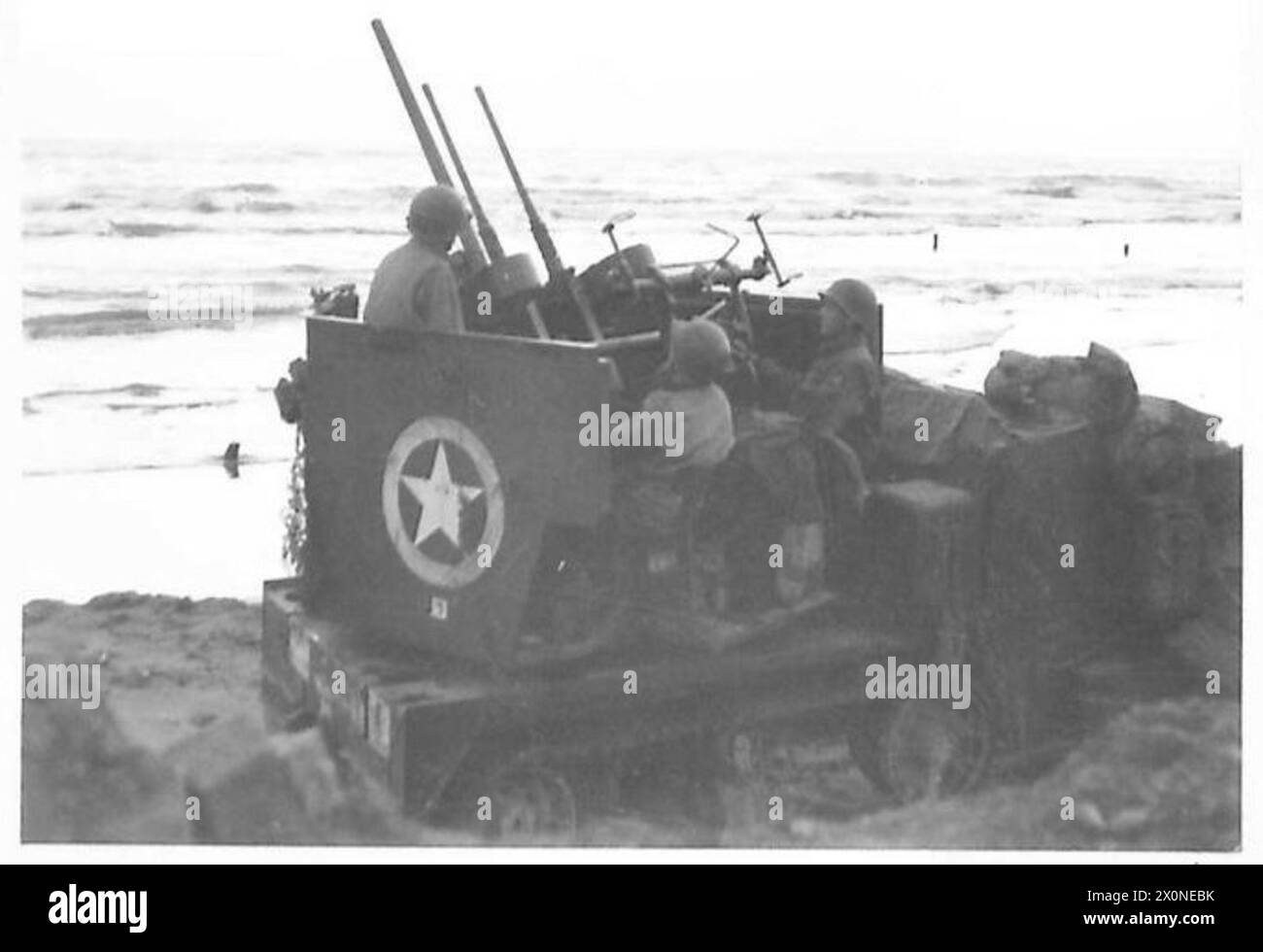 Un veicolo antiaereo americano sagomato contro il tramonto tiene d'occhio gli aerei nemici durante le operazioni alleate in Europa e Nord Africa. Foto Stock