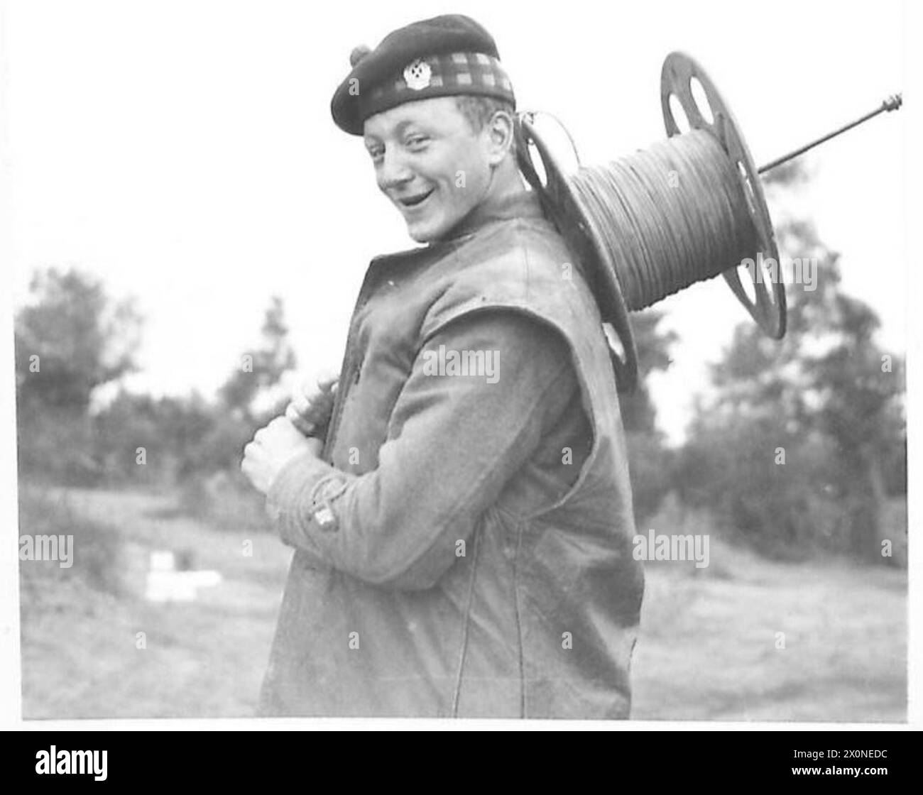Il Gunner J. Cooper della Scottish Horse Royal Artillery assiste nella posa di una linea di segnale alla testa di ponte di Anzio. Foto Stock Il Gunner J. Cooper della Scottish Horse Royal Artillery assiste nella posa di una linea di segnale alla testa di ponte di Anzio. Foto Stock