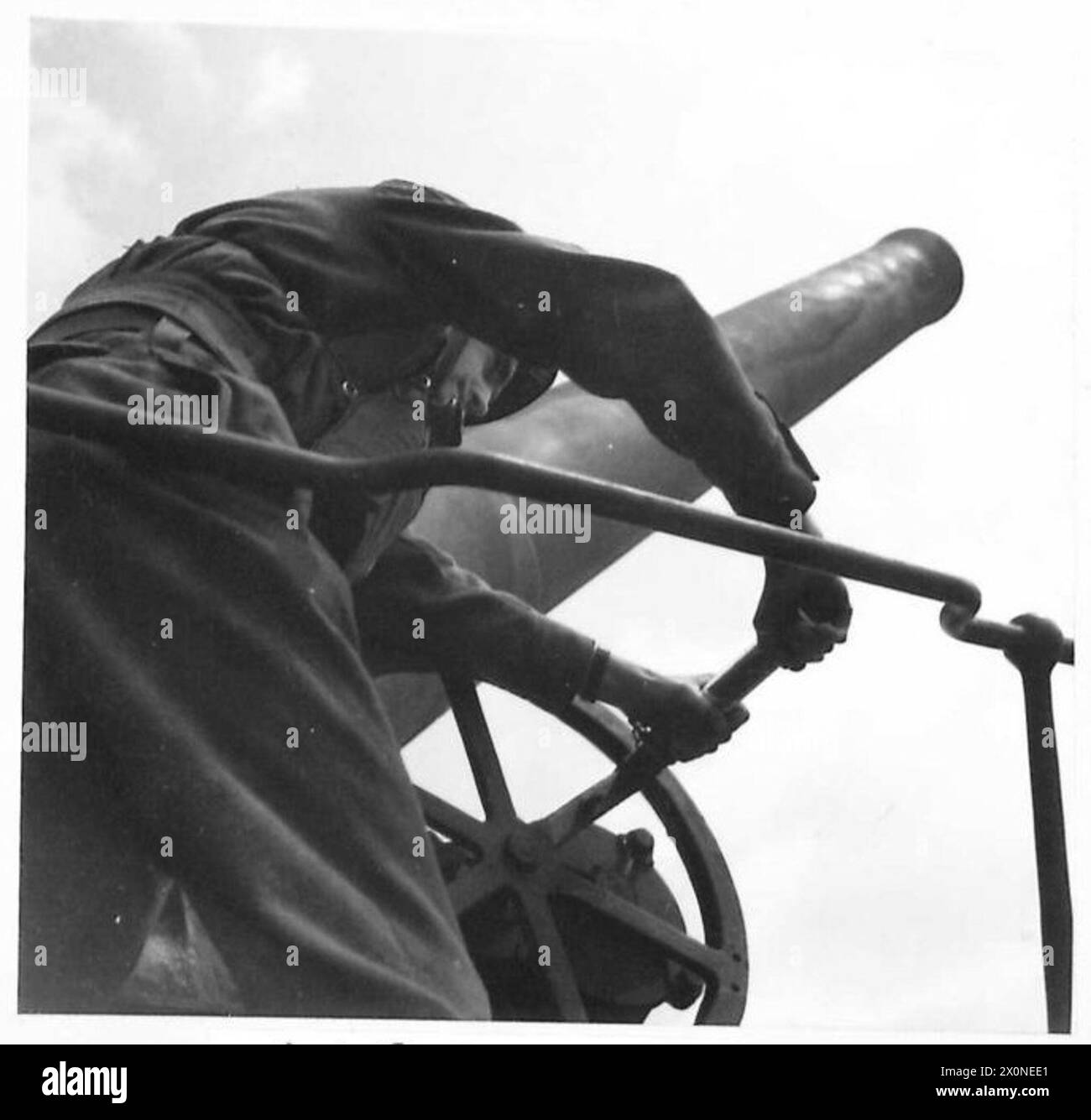 Un cannone dell'esercito britannico è elevato durante l'addestramento o l'uso operativo, mantenendo la prontezza. Foto Stock Un cannone dell'esercito britannico è elevato durante l'addestramento o l'uso operativo, mantenendo la prontezza. Foto Stock