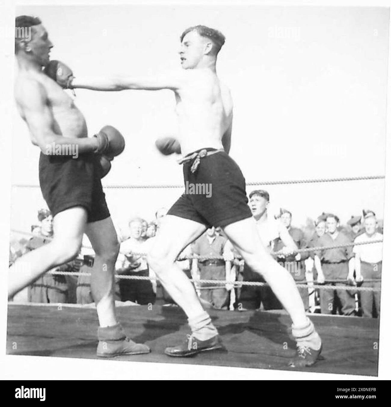 I soldati si impegnano in esercitazioni di combattimento controllate come parte di un nuovo metodo per costruire resilienza e indurire. Foto Stock