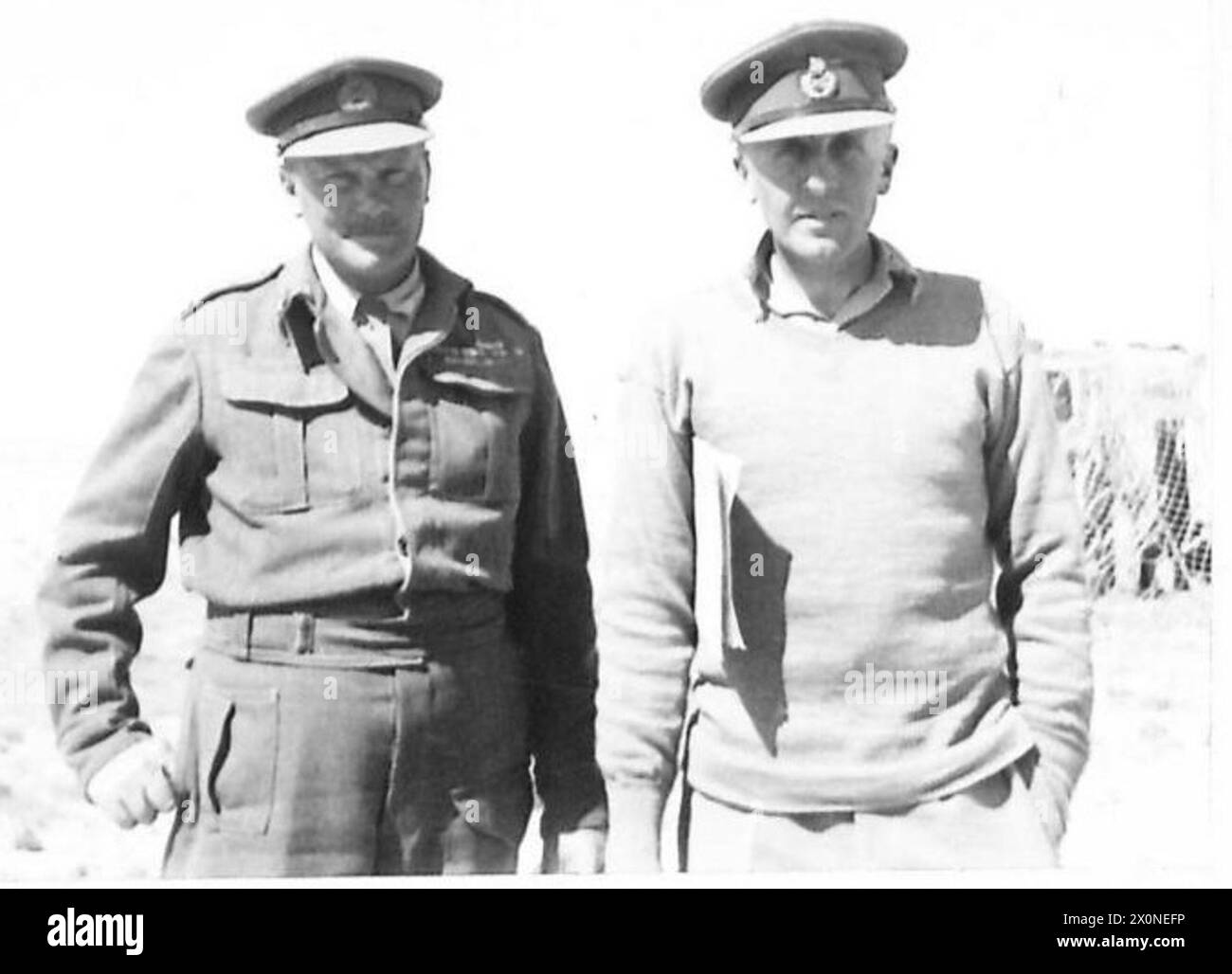 Il tenente generale Freyburg e il tenente generale Horrocks, comandanti dell'operazione "Left Hook", che sconfisse Rommel nella battaglia di Mareth, fotografata dall'esercito britannico. Foto Stock