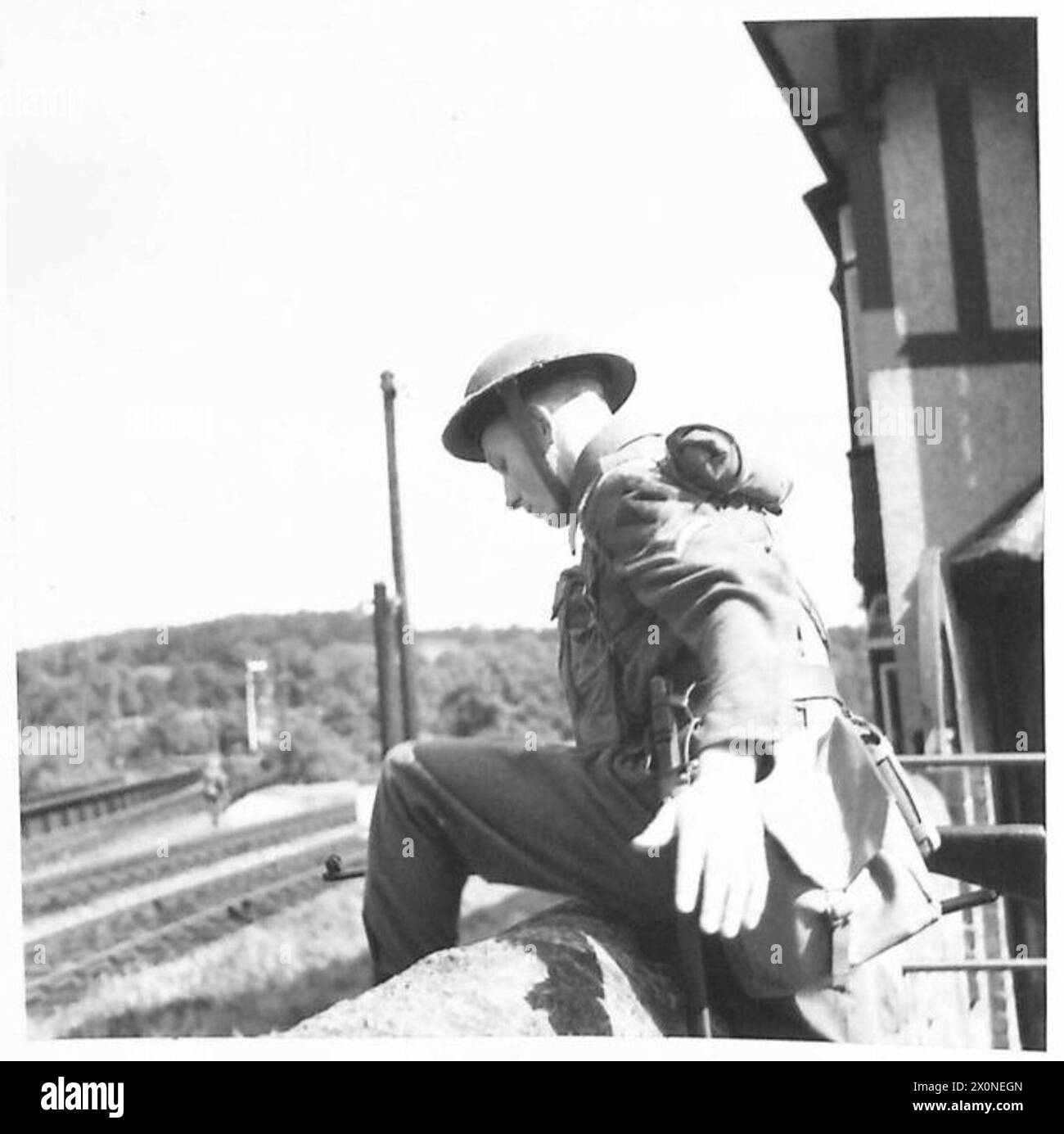 Le unità della Guardia Nazionale stanno conducendo un esercizio combinato con l'esercito, muovendosi con cautela lungo una linea ferroviaria come parte dell'addestramento tattico. Foto Stock