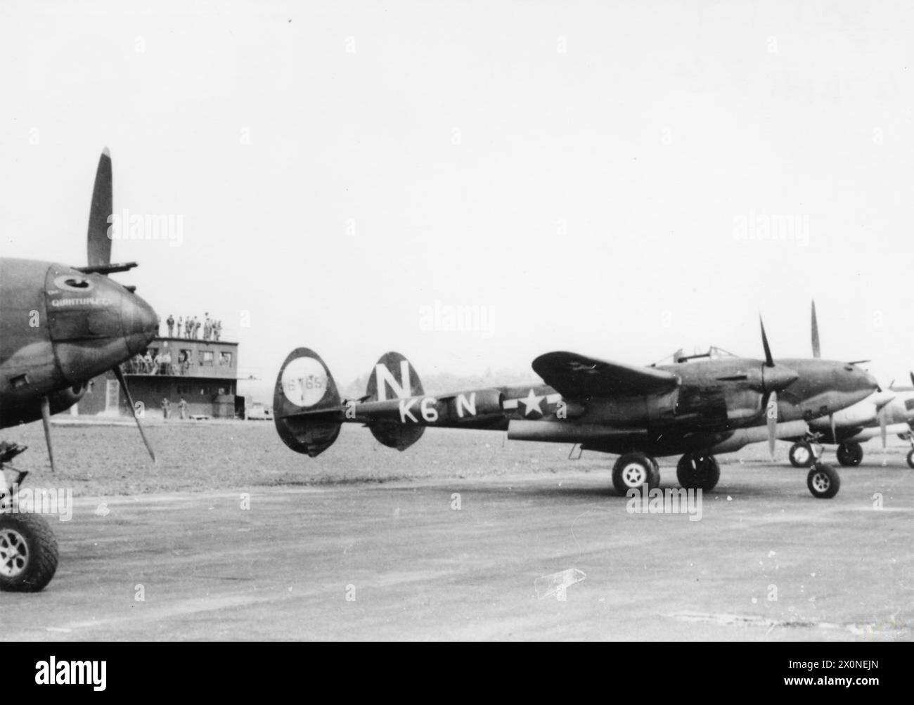 I P-38 Lightning Aircraft del 474th Fighter Group sono posizionati di fronte alla torre di controllo di Warmwell, identificati come 430th FS, 464th FG. Photographic negative, USAAF, Britain, 1942-1945. Foto Stock