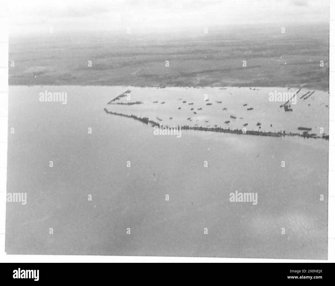 Le fotografie aeree di Mulberry B ad Arromanches mostrano le operazioni portuali e di spiaggia dell'esercito britannico nell'Europa nord-occidentale, 1944-1946. Foto Stock