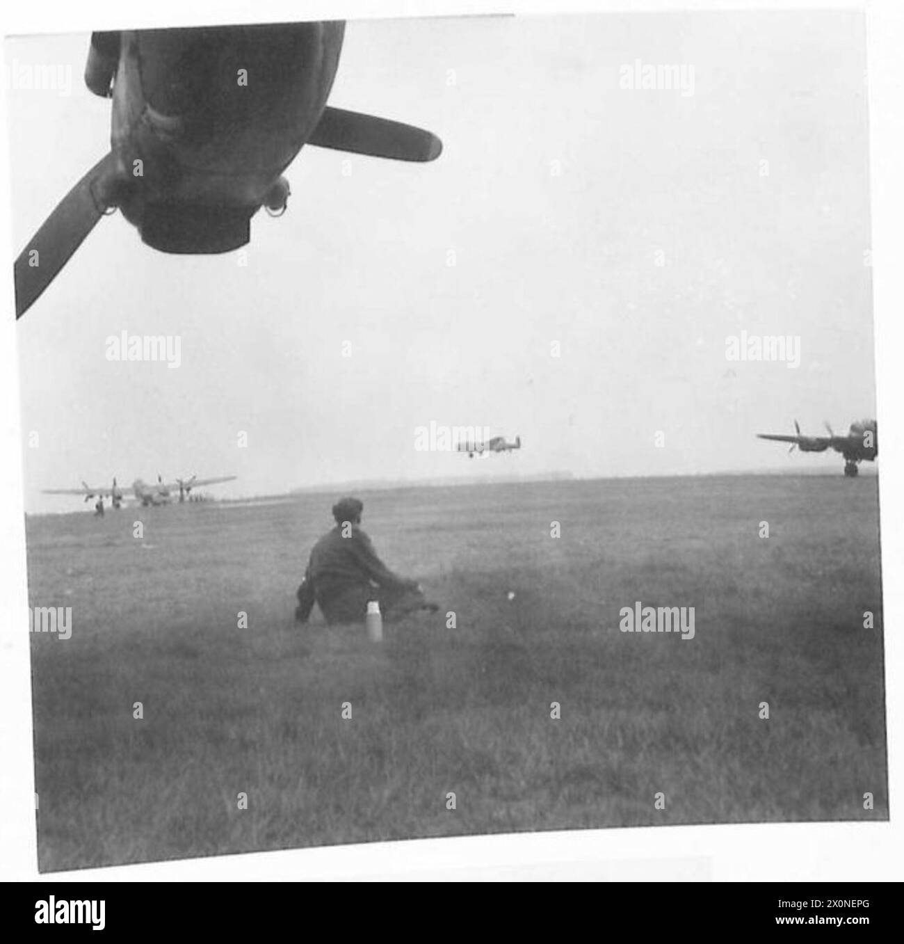 Gli ex prigionieri di guerra britannici partono per aerei, osservati da altri uomini in attesa di essere trasportati a casa. Foto Stock