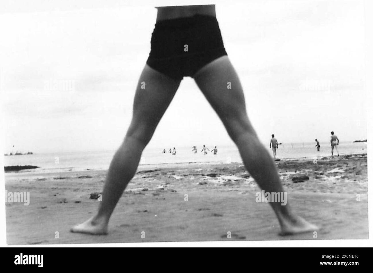 Le truppe britanniche utilizzano un ex hotel di lusso francese come club di riposo, godendosi il bagno e le attività ricreative. Foto Stock