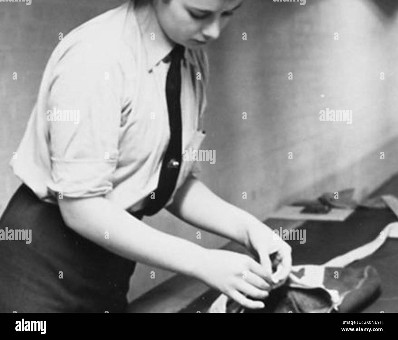 Le donne del WAAF sono raffigurate in 1942 paracadute da imballaggio, che fissano l'apice del tettuccio alla confezione interna con un filo sottile. Foto Stock
