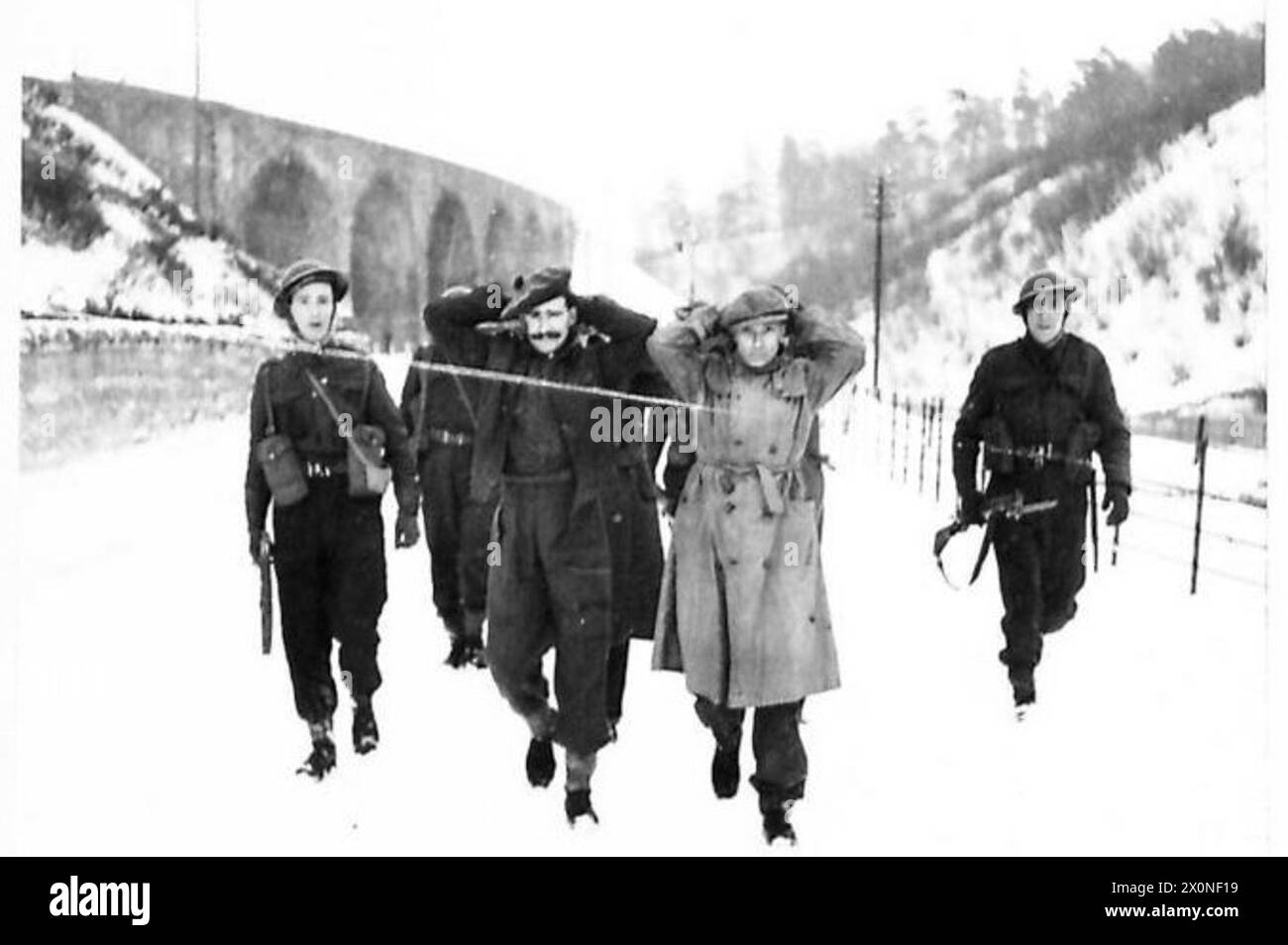 I "Quinta colonnisti" catturati sono marciati verso il quartier generale durante un esercizio della settimana della sicurezza scozzese, documentato dall'esercito britannico. Foto Stock I "Quinta colonnisti" catturati sono marciati verso il quartier generale durante un esercizio della settimana della sicurezza scozzese, documentato dall'esercito britannico. Foto Stock