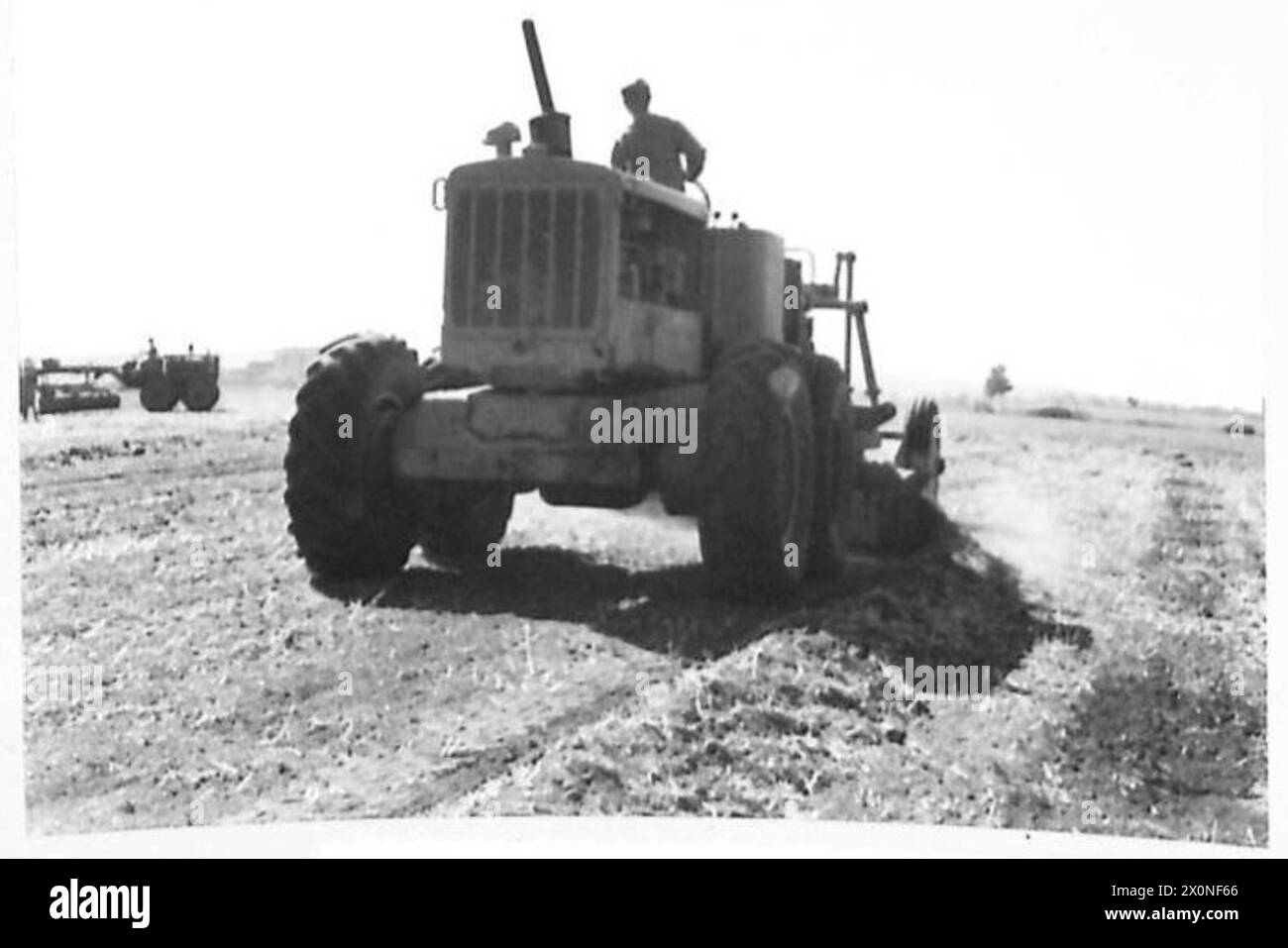 I veicoli Autopatrol sono esposti al lavoro durante la costruzione di un terreno di atterraggio in Italia. Negativo fotografico, British Army. Foto Stock