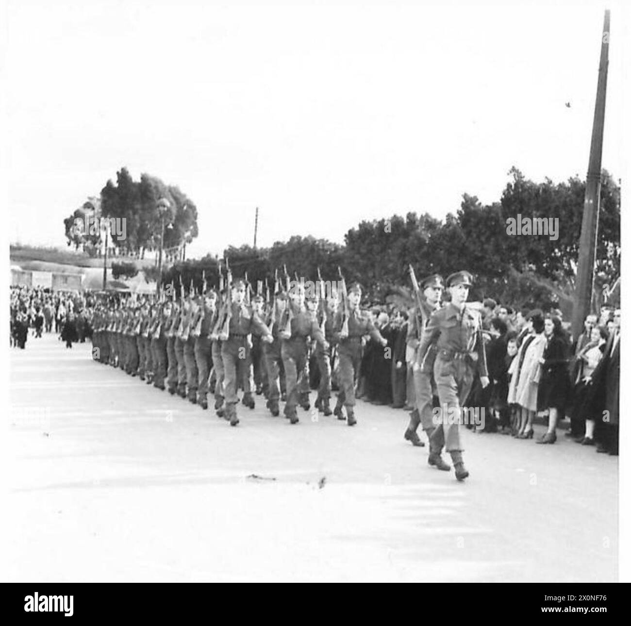 Un battaglione di Grenadier Guards guidato da un ufficiale marcia in una parata cerimoniale durante l'occupazione alleata di Algeri. Foto Stock
